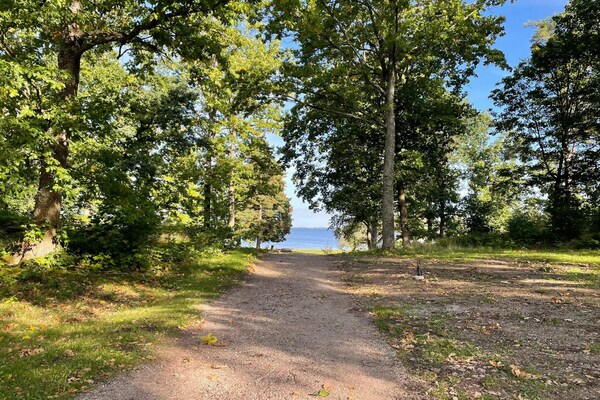 Knus Zweeds vakantiehuis aan het Hjälmaren meer met uitzicht - thumbnail 3