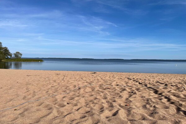 Knus Zweeds vakantiehuis aan het Hjälmaren meer met uitzicht - thumbnail 4