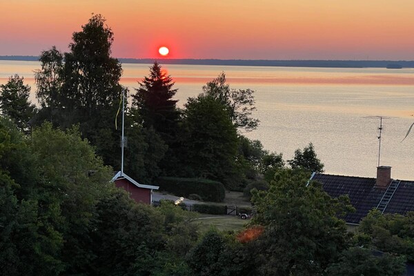 Knus Zweeds vakantiehuis aan het Hjälmaren meer met uitzicht - thumbnail 6