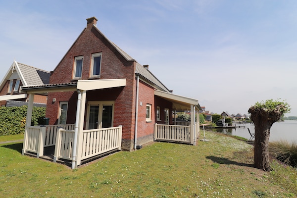 Vrijstaand vakantiehuis aan het water met aanlegsteiger in Simonshaven - thumbnail 1