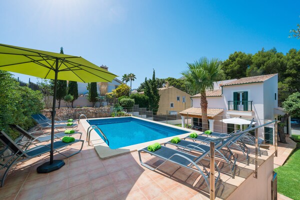 Vrijstaande villa met privézwembad op 100 meter van het strand in Cala Sant Vicenç - thumbnail 2