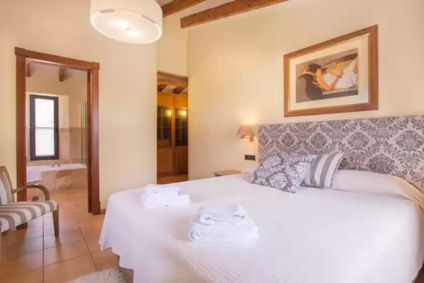 Authentieke villa aan de voet van de Tramuntana met privézwembad en gastenverblijf - thumbnail 4