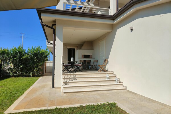 Modern vakantiehuis met veranda en houtoven nabij de Toscaanse kust - thumbnail 3