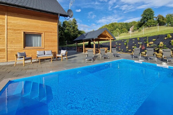 Ruim vakantiehuis met privézwembad voor 10 personen in de bergen van Wiśniowa - thumbnail 2