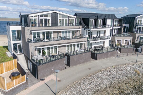 Vista Maris: Gezellig appartement met jachthavenuitzicht in Sint-Annaland - thumbnail 1