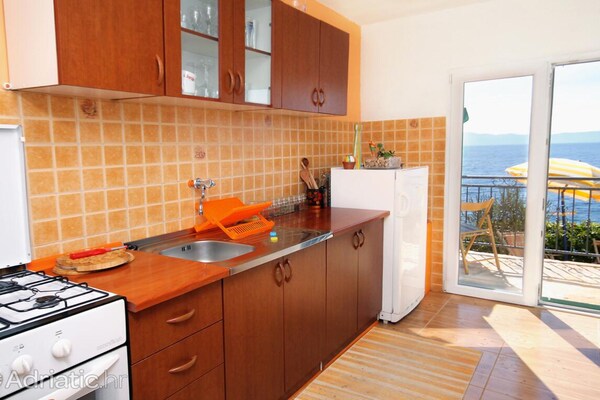 Vrijstaand vakantiehuis aan zee op Hvar voor 8 personen - thumbnail 2
