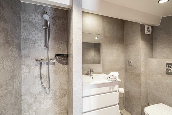Licht duplex-appartement in het hart van Le Suquet, op 100m van het Palais - thumbnail 5