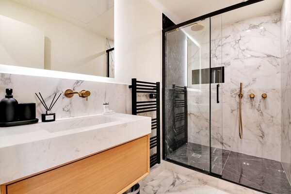 Licht appartement met 2 slaapkamers in levendig Faubourg-Montmartre, Parijs - thumbnail 5