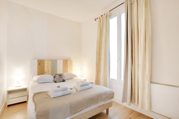 Licht appartement met 2 slaapkamers in het 18e arrondissement, vlakbij metro Marcadet - thumbnail 1