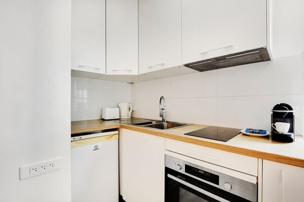 Licht appartement met 2 slaapkamers in het 18e arrondissement, vlakbij metro Marcadet - thumbnail 4