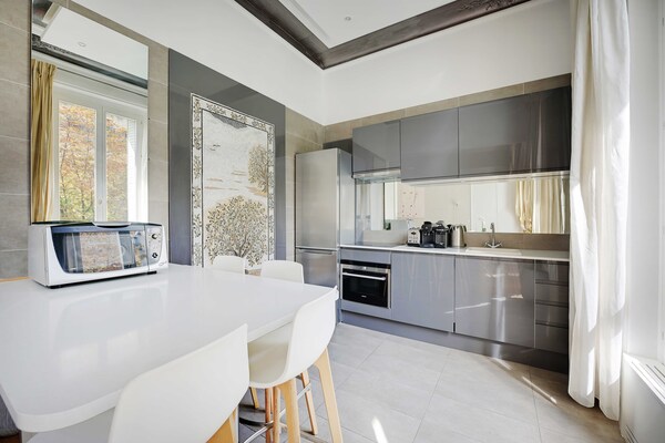 Stijlvol appartement 99m² in de prestigieuze wijk Champs-Élysées - thumbnail 3