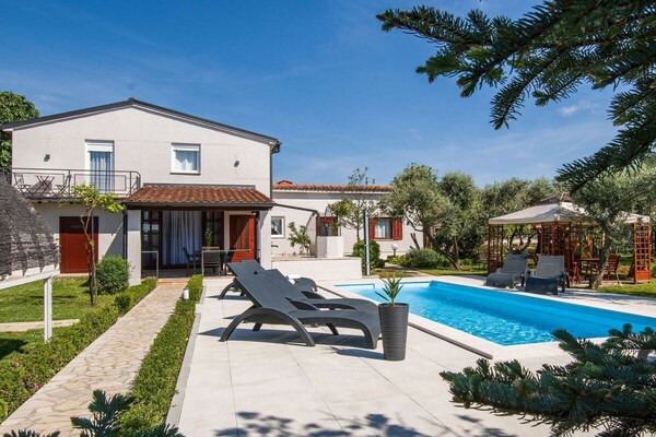 Villa Grace Felice: Ruime villa met privézwembad voor 8 personen in Valbandon - thumbnail 1