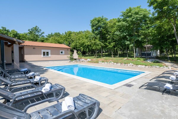 Villa St. Nikola: Ruim vakantiehuis voor 10 personen op 9400m² privéterrein - thumbnail 1