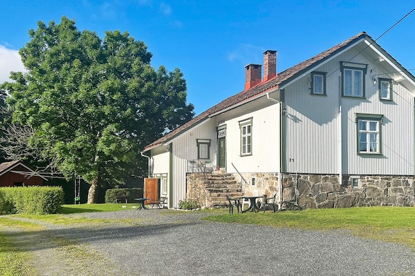 Historische boerderij uit 1790 met privéstrand bij Tvedestrand - thumbnail 1