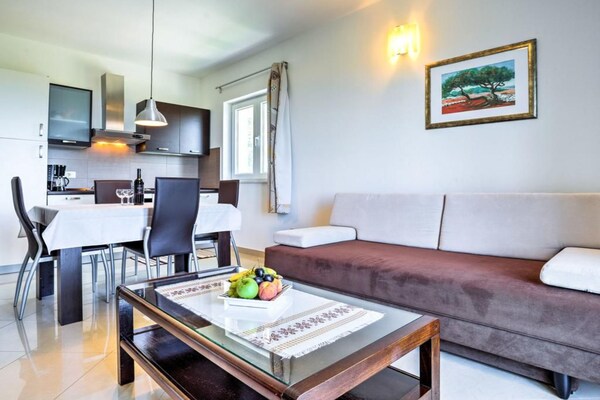 4-persoons appartement in Brsec met zeezicht en gedeeld zwembad - thumbnail 1