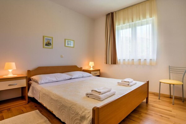 4-persoons appartement in Brsec met zeezicht en gedeeld zwembad - thumbnail 4