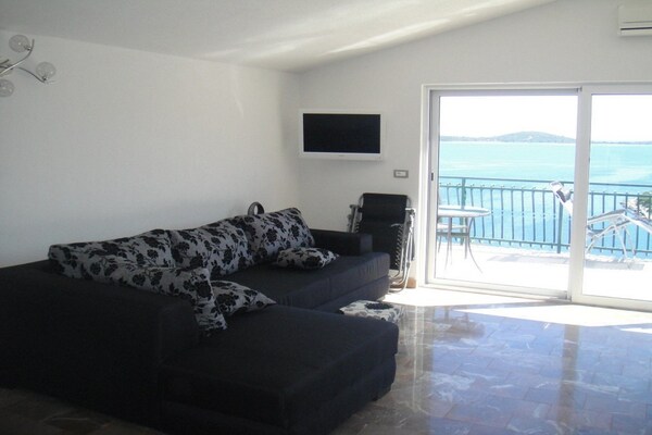 Comfortabel appartement aan zee in Vinisce met terras en uitzicht - thumbnail 1