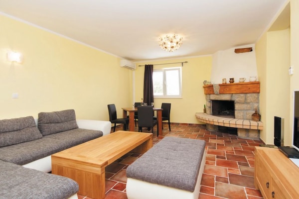 Vrijstaande villa aan zee in Rab voor 8 personen met WiFi - thumbnail 3