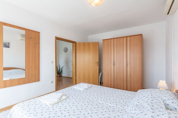 Comfortabel appartement met balkon op 200m van zee in historisch Trogir - thumbnail 6