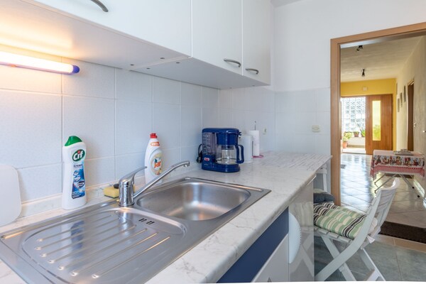 Knus appartement met balkon op 200m van zee in historisch Trogir - thumbnail 1