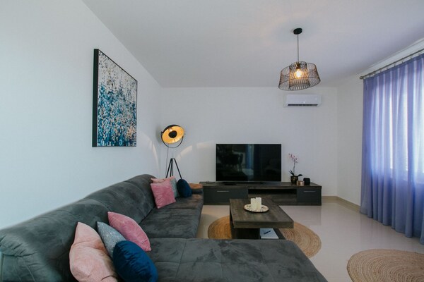 Tweeslaapkamerappartement met balkon en uitzicht op zee in Trogir - thumbnail 1