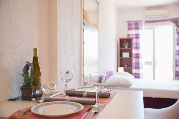 Stijlvol studio-appartement met tuin in Kaštel Novi, vlak bij zee - thumbnail 4