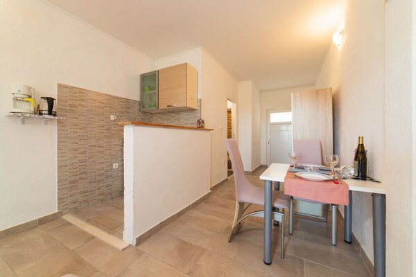 Stijlvol studio-appartement met tuin in Kaštel Novi, vlak bij zee - thumbnail 1