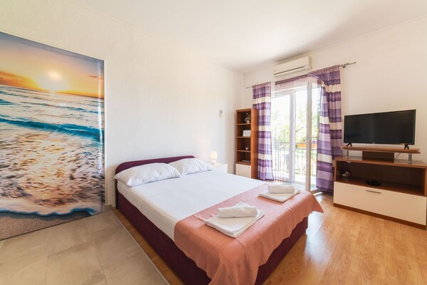 Stijlvol studio-appartement met tuin in Kaštel Novi, vlak bij zee - thumbnail 6