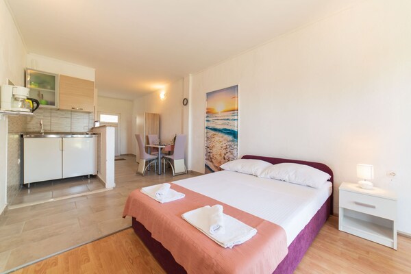 Stijlvol studio-appartement met tuin in Kaštel Novi, vlak bij zee - thumbnail 5