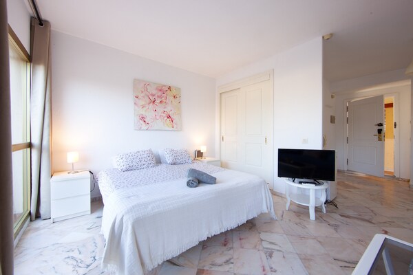 Romana Playa 725: moderne studio met zwembad op loopafstand van strand Elviria - thumbnail 4