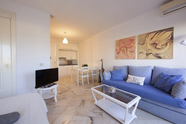 Romana Playa 725: moderne studio met zwembad op loopafstand van strand Elviria - thumbnail 2