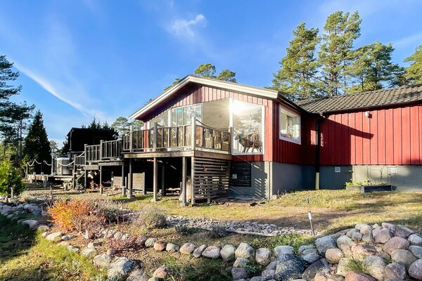 Aan zee: Traditioneel vakantiehuis op Oknö in Mönsterås - thumbnail 1