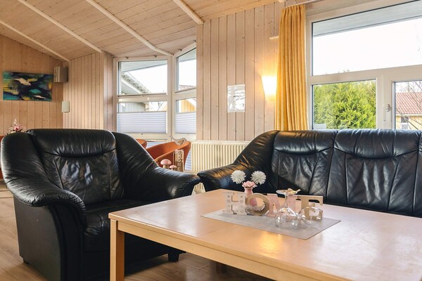 Ruim Scandinavisch vakantiehuis aan het meer met privézwembad en sauna - thumbnail 6