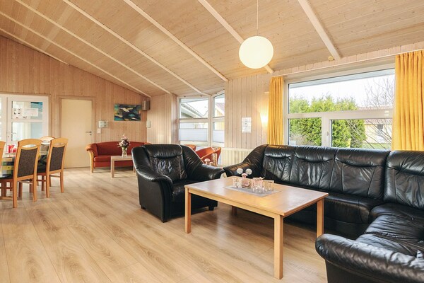 Ruim Scandinavisch vakantiehuis aan het meer met privézwembad en sauna - thumbnail 3