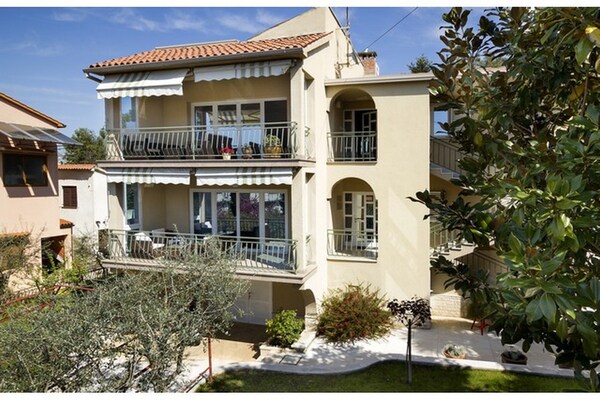 Knus appartement aan de golfbaan in Porec, vlakbij strand - thumbnail 1