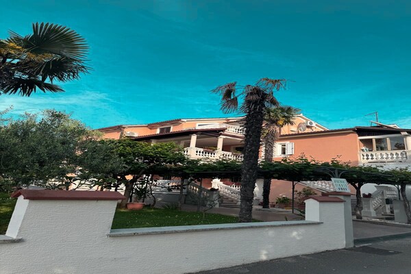 Premium Appartement met Zeezicht en Tuin nabij Porec - thumbnail 1