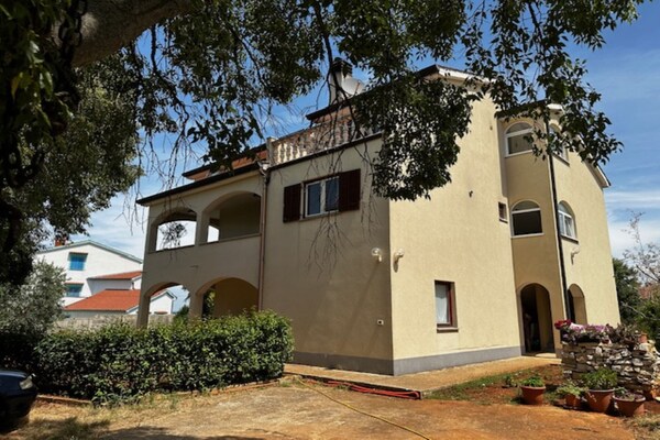 Ruim appartement voor 6 personen met tuin in Mugeba, vlakbij Porec - thumbnail 1