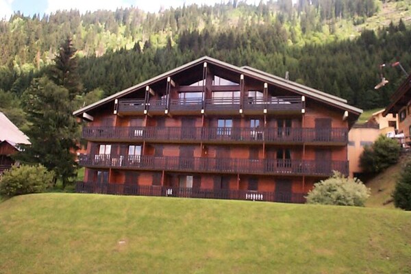 Knus appartement op de begane grond met balkon, 300m van centrum Châtel - thumbnail 1
