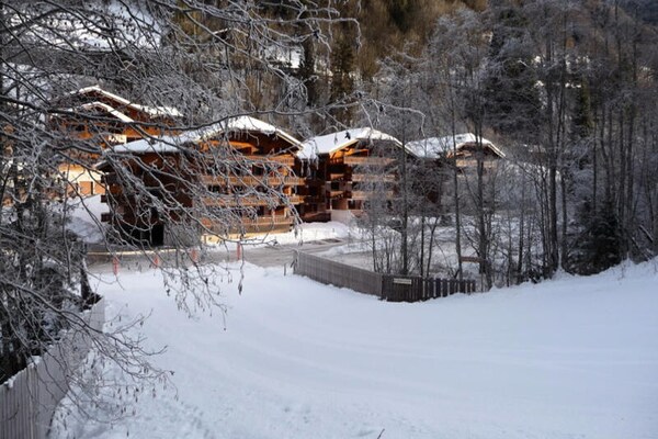Appartement aan de piste in Morzine met balkon op het zuiden - thumbnail 1
