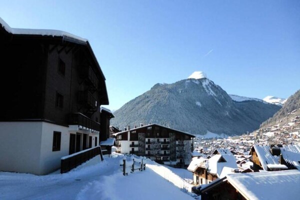 Appartement aan de piste in Morzine met groot balkon en garage - thumbnail 1