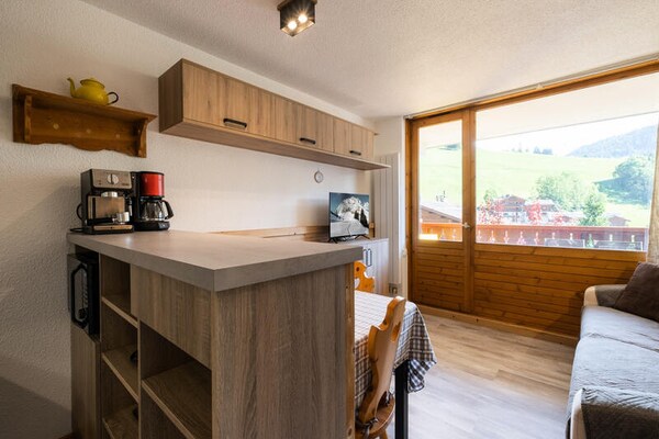 Zonnig studio-appartement in La Clusaz met balkon en uitzicht op de piste - thumbnail 4