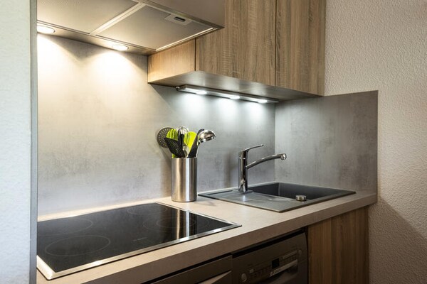 Zonnig studio-appartement in La Clusaz met balkon en uitzicht op de piste - thumbnail 5