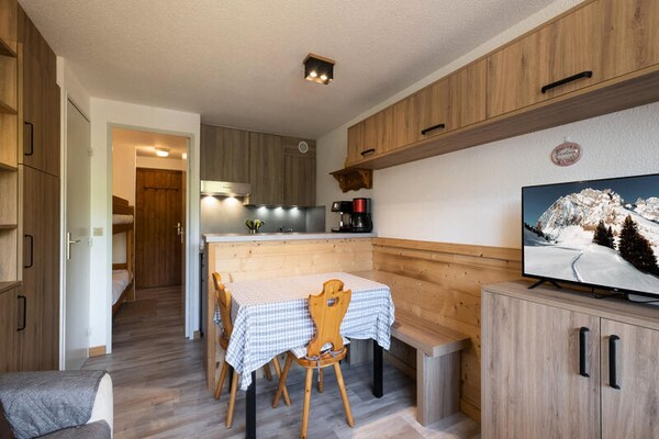 Zonnig studio-appartement in La Clusaz met balkon en uitzicht op de piste - thumbnail 6