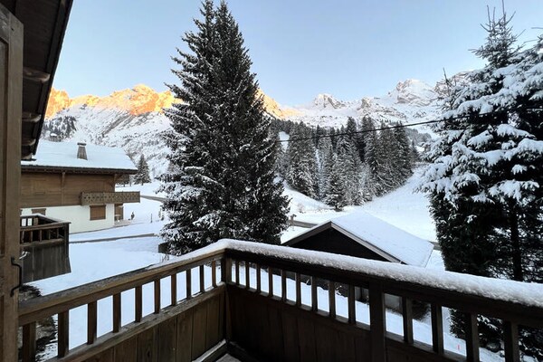 Ruim half-chalet voor 8 personen met bergzicht nabij de pistes van La Clusaz - thumbnail 2