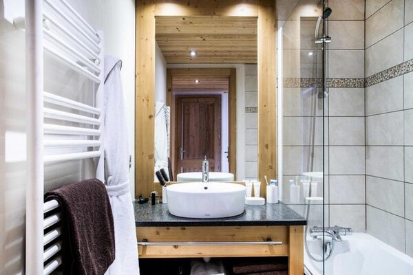 Authentiek chaletappartement in La Clusaz met zwembad, sauna en zicht op de Aravis - thumbnail 4