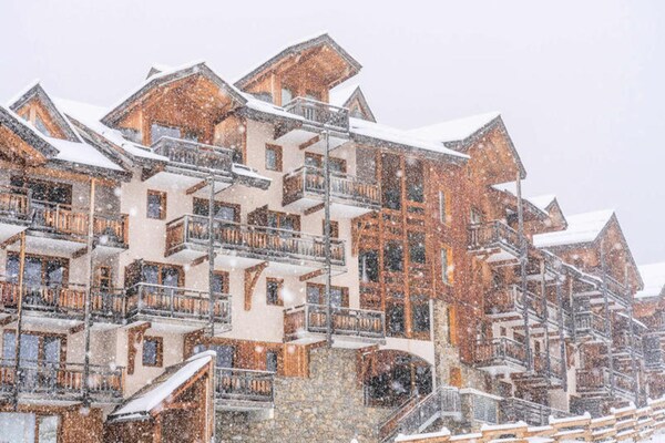 Knus appartement op de piste in Les Orres 1800 met zwembad en balkon - thumbnail 2