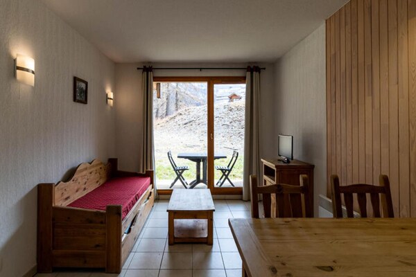Knus appartement voor 4 aan de piste in Les Orres 1800 met zwembad - thumbnail 4