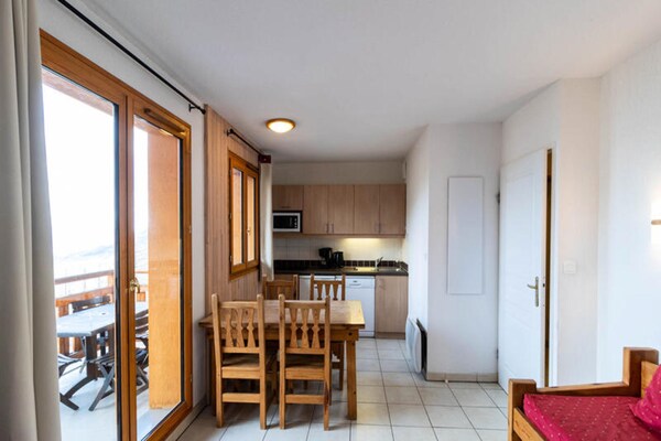 Appartement op 1800m met zwembad en balkon aan de piste in Les Orres - thumbnail 6