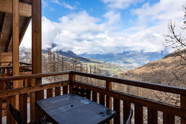 Appartement op 1800m met zwembad en balkon aan de piste in Les Orres - thumbnail 1