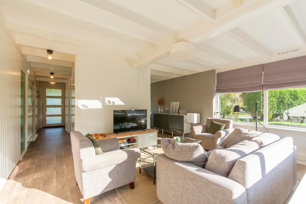 Vrijstaande vakantiebungalow met privacyvolle tuin in Sint Maartenszee - thumbnail 2